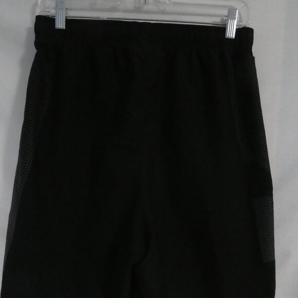 UNDER ARMOUR | medium | Loose Fit | Heat Gear | Black Exercise Shorts - Picture 13 of 16